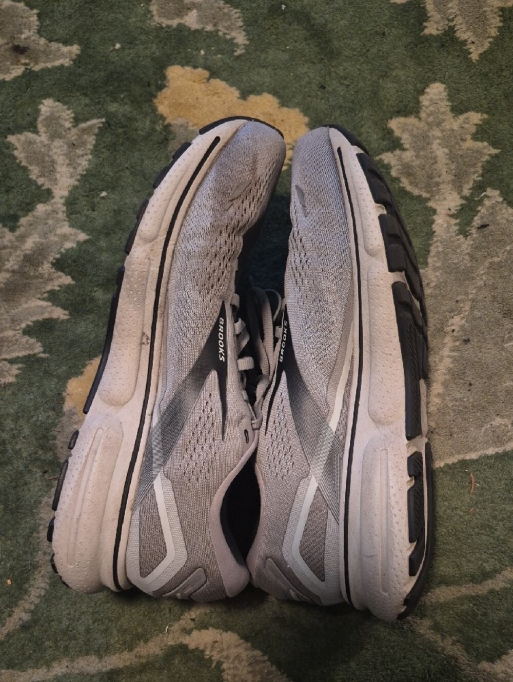 Brooks Men's Light Gray Lace-Up Running Shoes - Picture 7 of 12